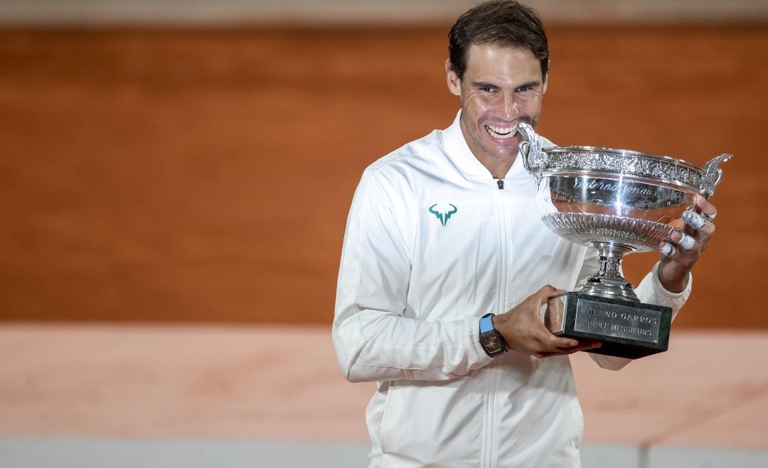 Rafa Nadal, con el trofeo de ganador de Roland Garros 2020.