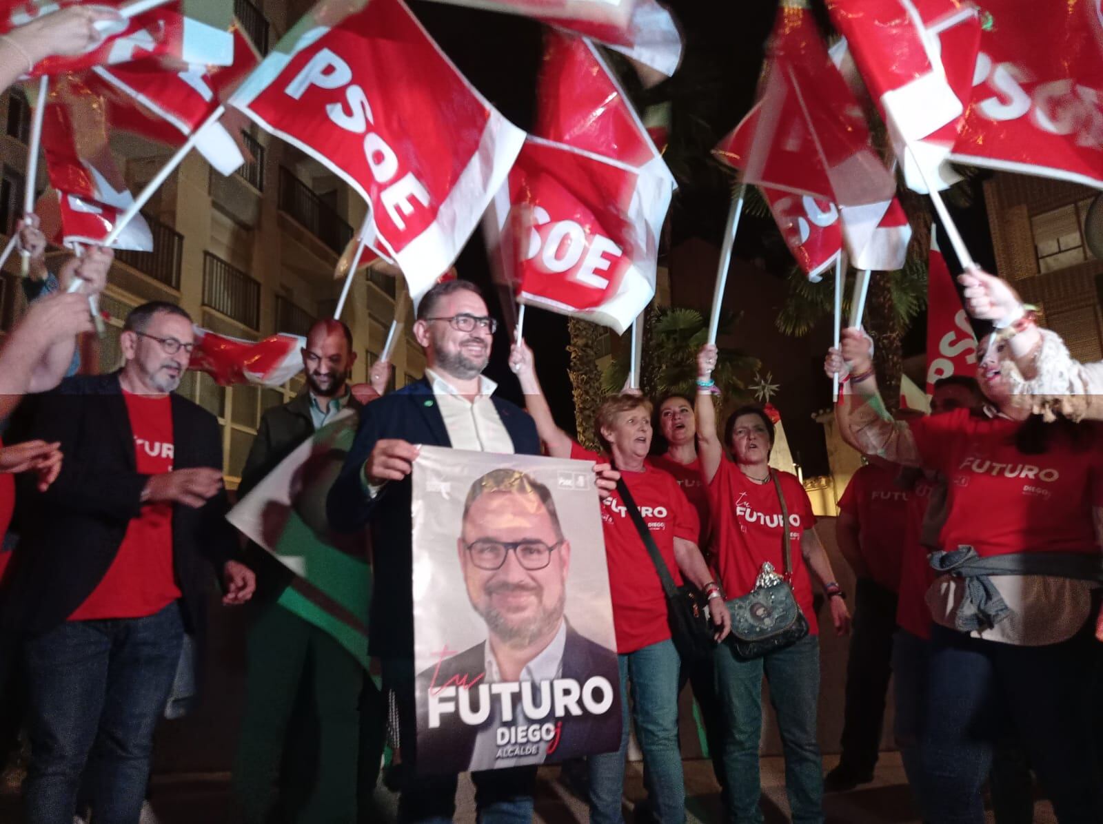 Diego José Mateos, alcalde de Lorca y candidato a la alcaldía por el PSOE en la Plaza de la Estrella en la pegada de carteles