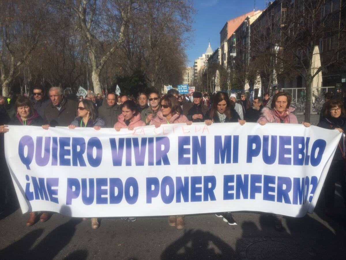 Miles de personas se manifiestan en defensa de la sanidad