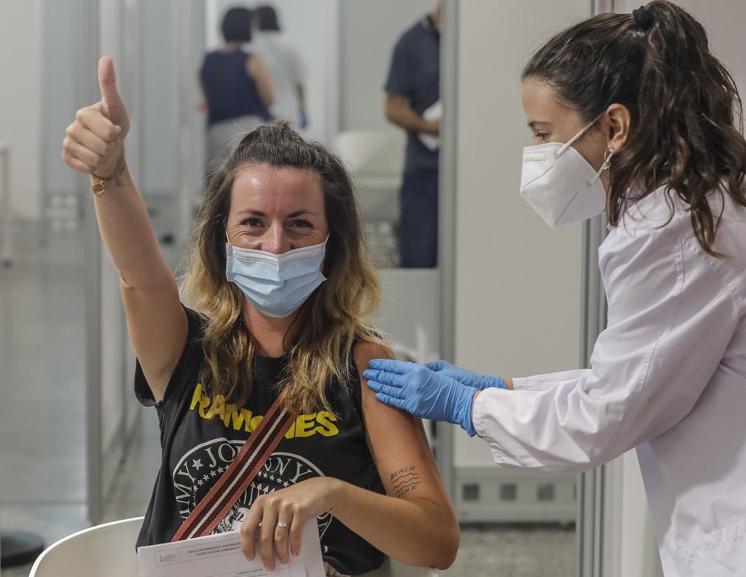 Una mujer recibe la vacuna contra el coronavirus en la Ciudad de las Artes y las Ciencias de València. 