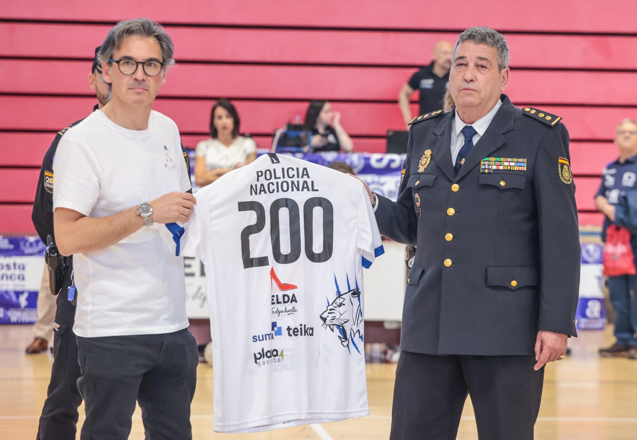 Manolo Pastor, Pdte. del Elda Prestigio, entregó una camiseta conmemorativa a Bernardo Alonso, comisario de la Policía Nacional en Elda