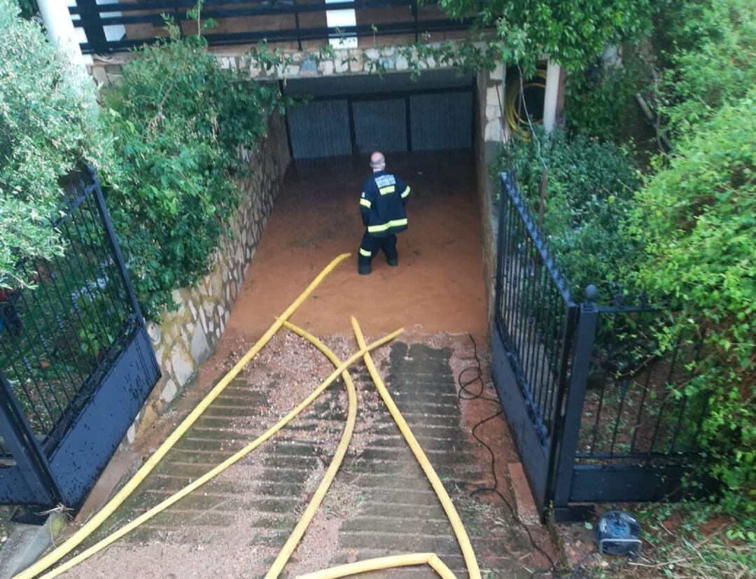 Bombero actuando en una de las casas inundadas