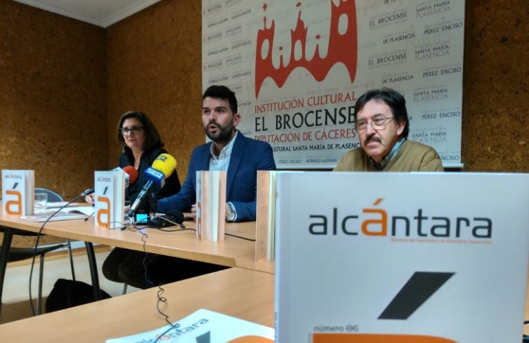 El Diputado de Cultura, Álvaro Sánchez, durante la presentación del número 86 de la revista Alcántara