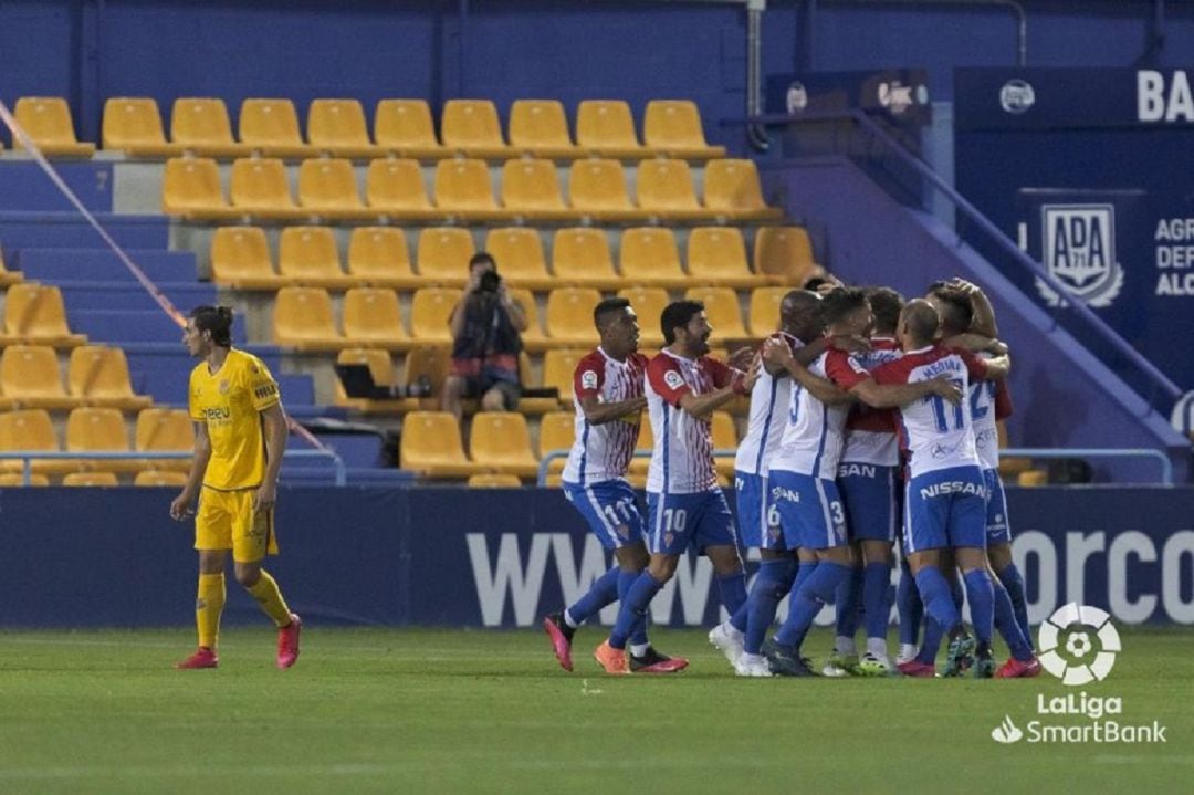 Los jugadores del Sporting celebran uno de los goles en Santo Domingo