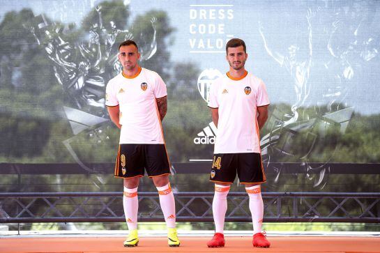 GRA255. VALENCIA, 08/07/2016.- Los jugadores de la primera plantilla del Valencia CF, Paco Alcacer (izqda) y José Luis Gayá, posan con la primera equipación del equipo para la temporada 2016 - 2017. EFE/Manuel Bruque
