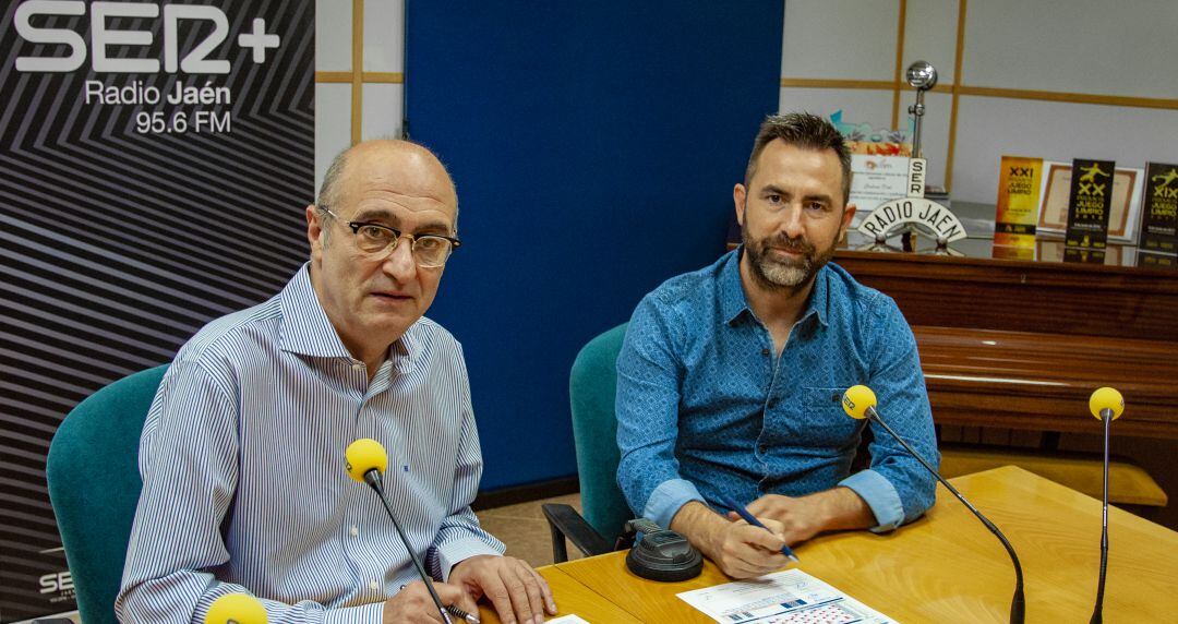 Manuel Palomo, director de Radio Jaén y Antonio Garrido, presidente de la Asociación Radio Taxi de Jaén, firman el convenio de colaboración.