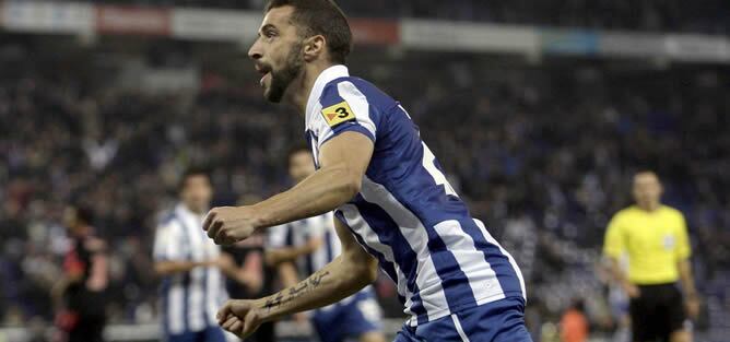 El portugués del RCD Espanyol, Simao Sabrosa, celebra su gol, primero de su equipo, durante el encuentro, correspondiente a la décimo séptima jornada de Liga en Primera División, que disputan RCD Espanyol y Deportivo de La Coruña, esta noche, en el estadi