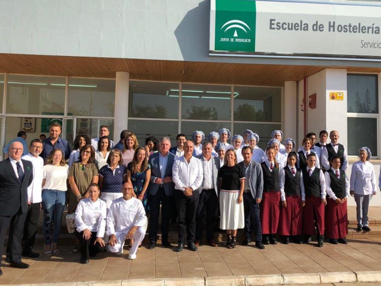 Javier Carnero, en el centro, en la inauguración del curso en la Escuela de Hostelería de Islantilla