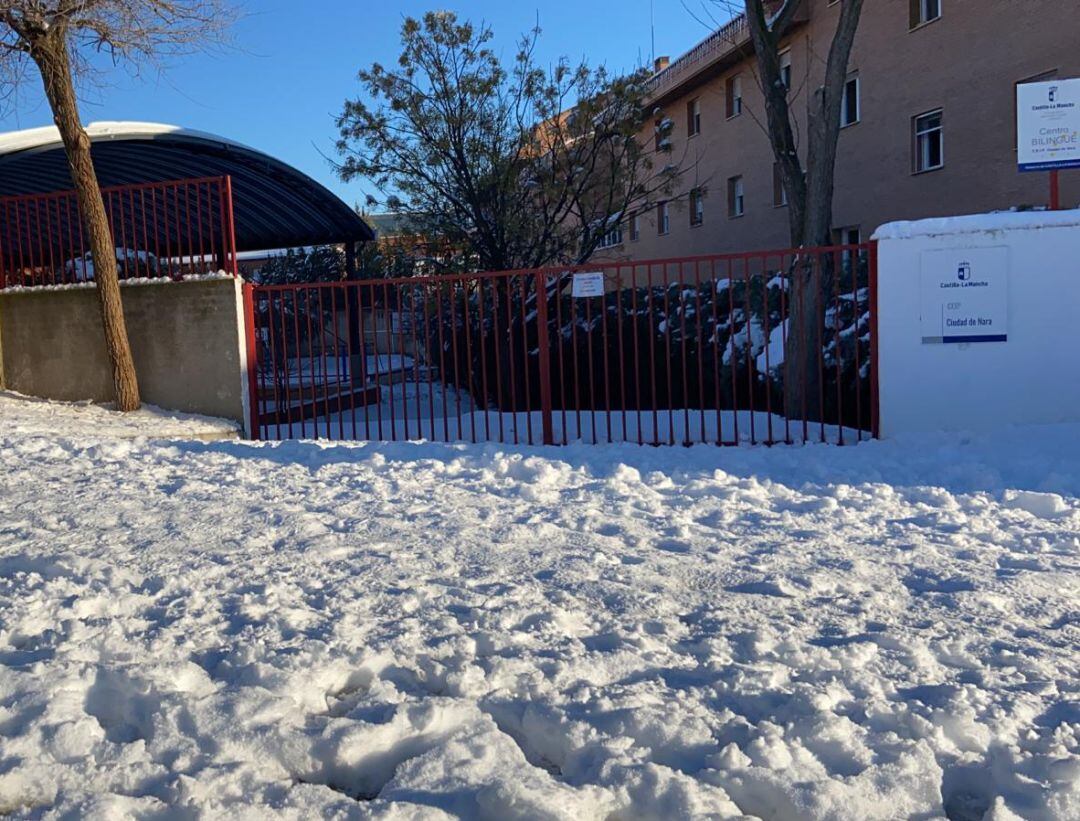 Así estaba esta semana el acceso al Colegio Público Ciudad de Nara, en Toledo