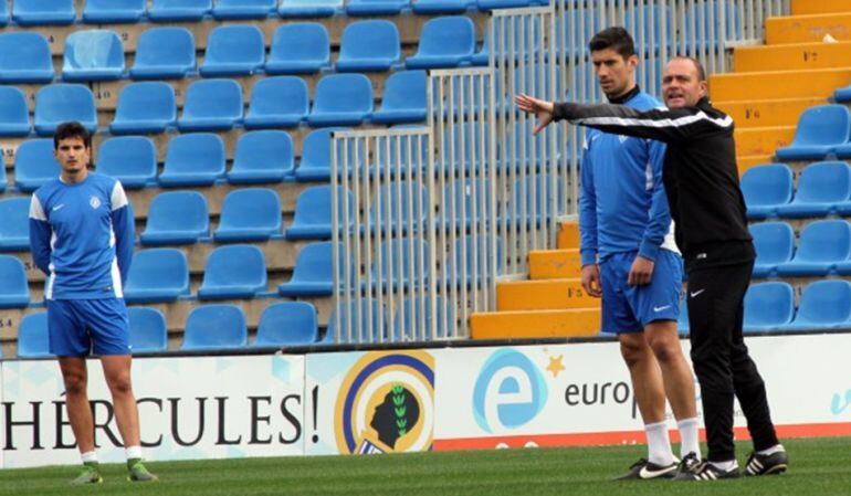 Mir da órdenes en un entrenamiento