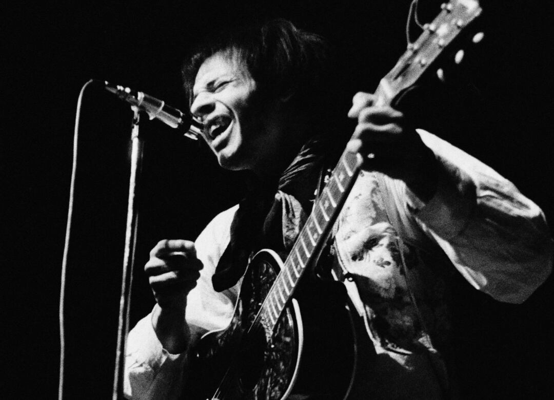 Arthur Lee durante una actuación con Love en 1970