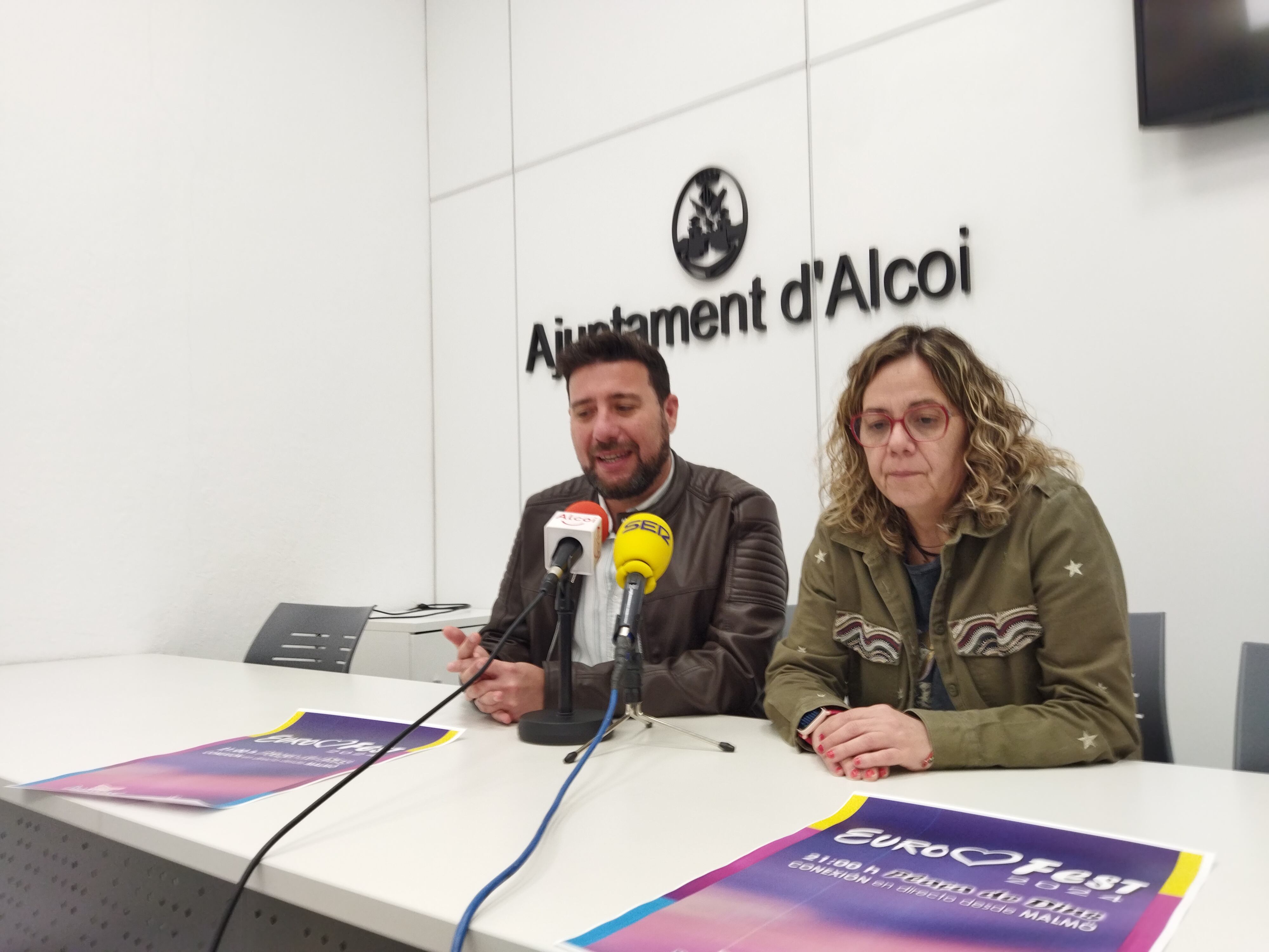 Àlex Cerradelo, edil de Comercio, y María Teresa Vivar, en representación de los hosteleros de la Plaça de Dins anunciado que este sábado habrá una pantalla gigante para ver Eurovisión.