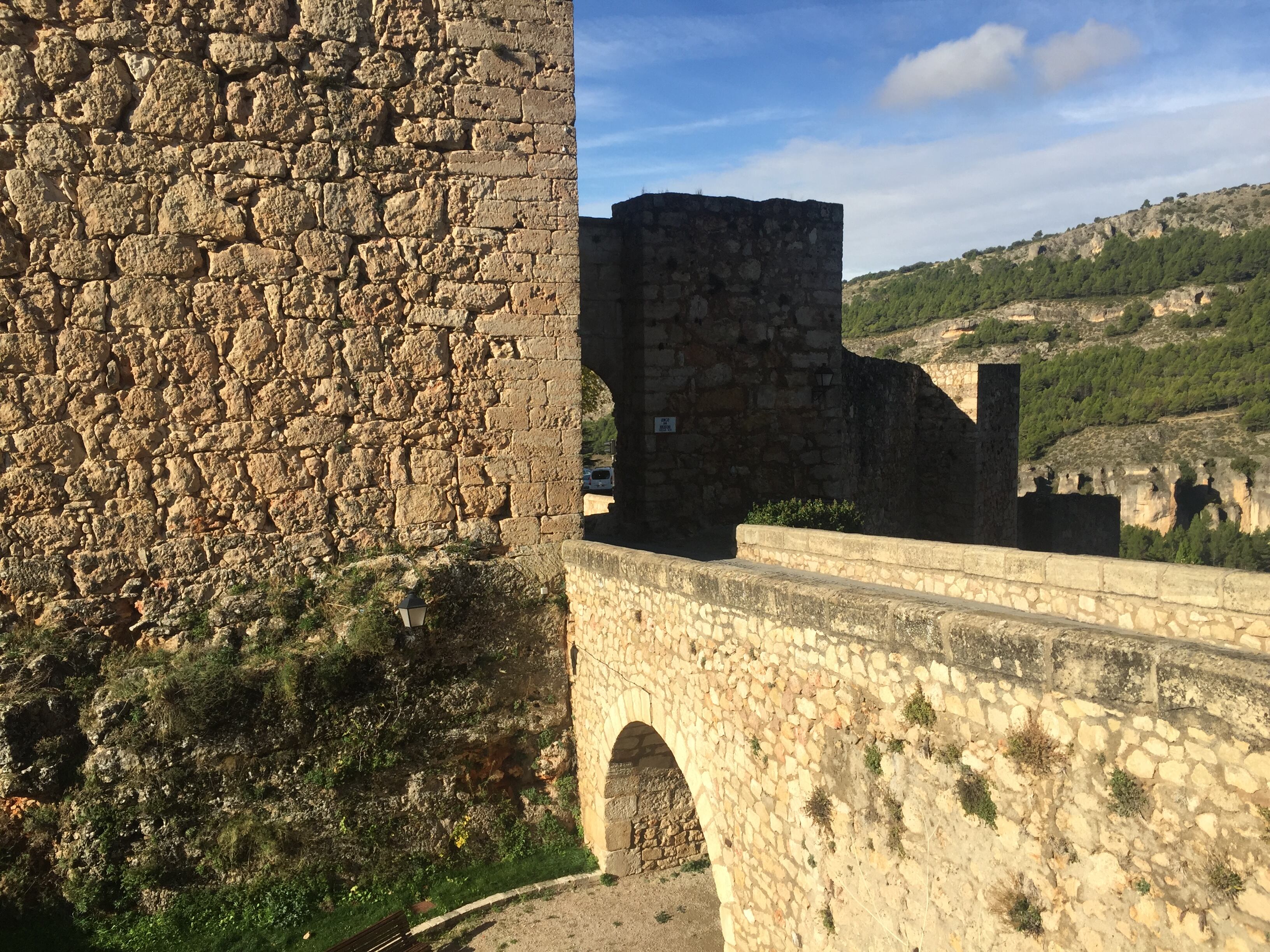 Castillo de Cuenca con el puente de acceso sobre el foso.