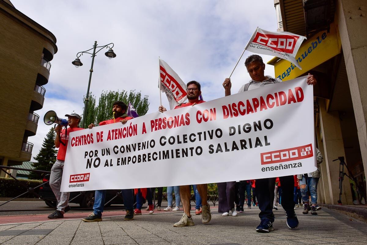 Protesta de CCOO en Valladolid por un convenio justo en los centros de atención a discapacitados