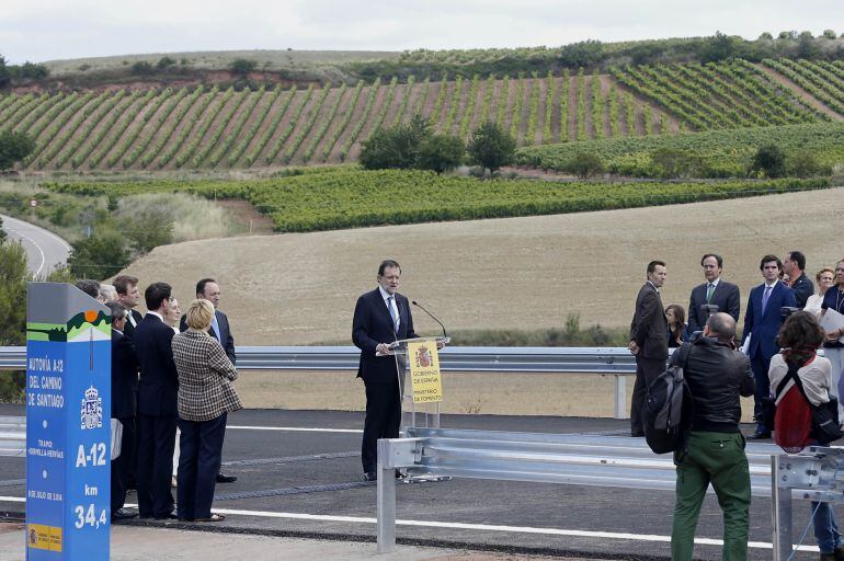 Imagen de archivo del presidente del Gobierno, Mariano Rajoy, en la inauguración de la conexión de la autovía A-12 con la autopista AP-68 entre La Rioja y Navarra.