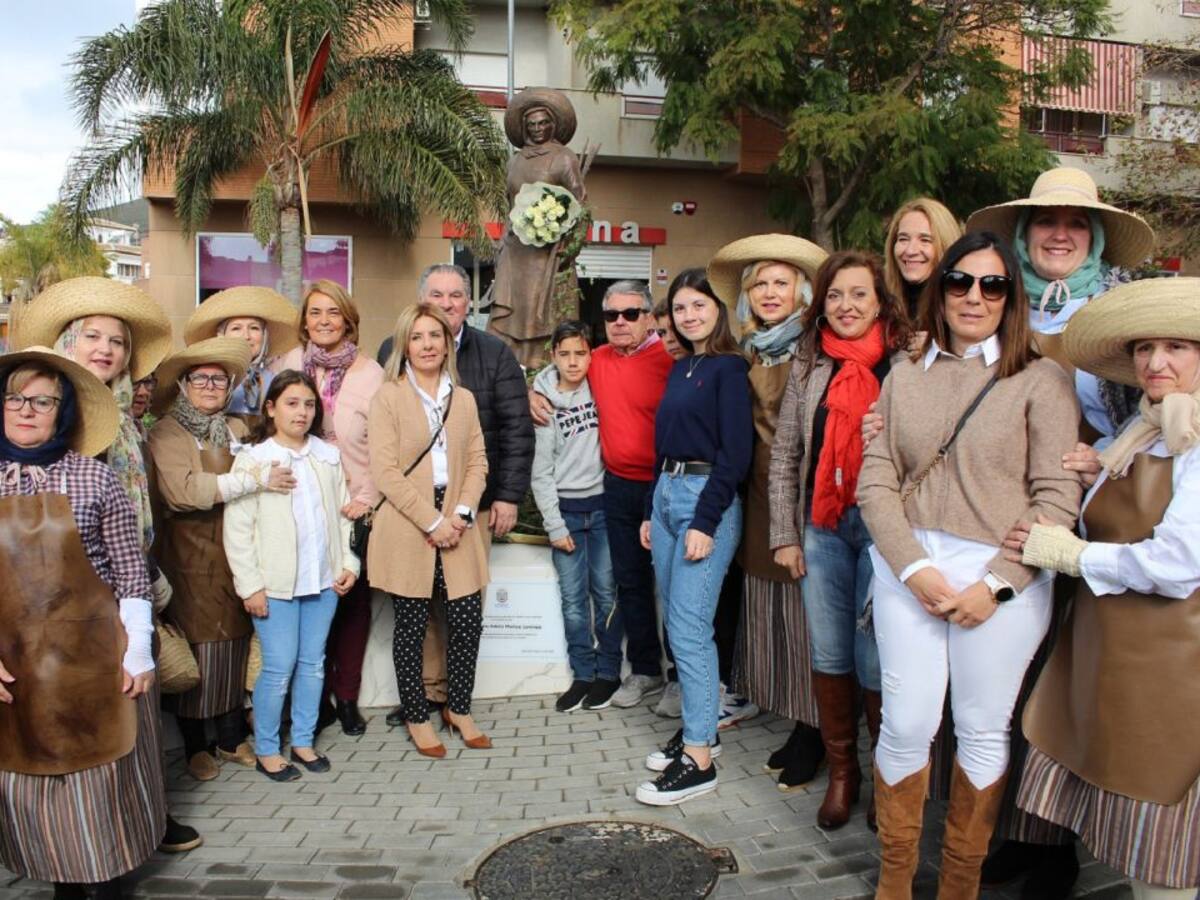 Motril recuerda a Adela Muñoz con una placa conmemorativa en el monumento a la mondera