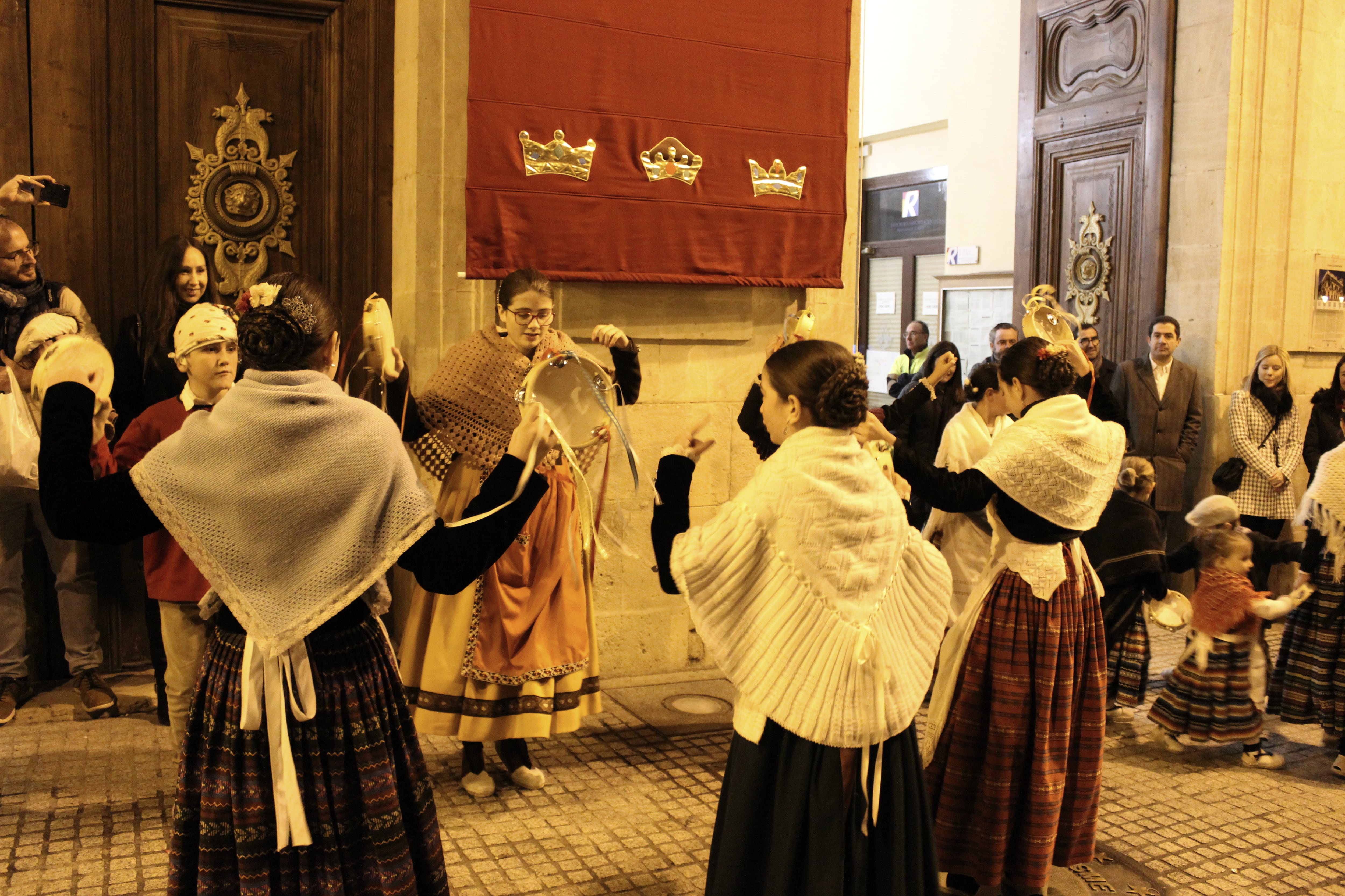 Las niñas y niños del Grup de Danses Carrascal de Alcoy bailando frente al Ayuntamiento, antes del descubrimiento del cartel de la Cabalgata.