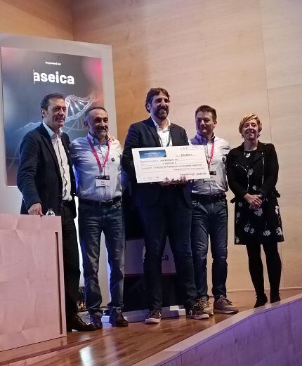 +Queuntrail entrega la beca a la ASEICA a Juan Rodríguez Vita