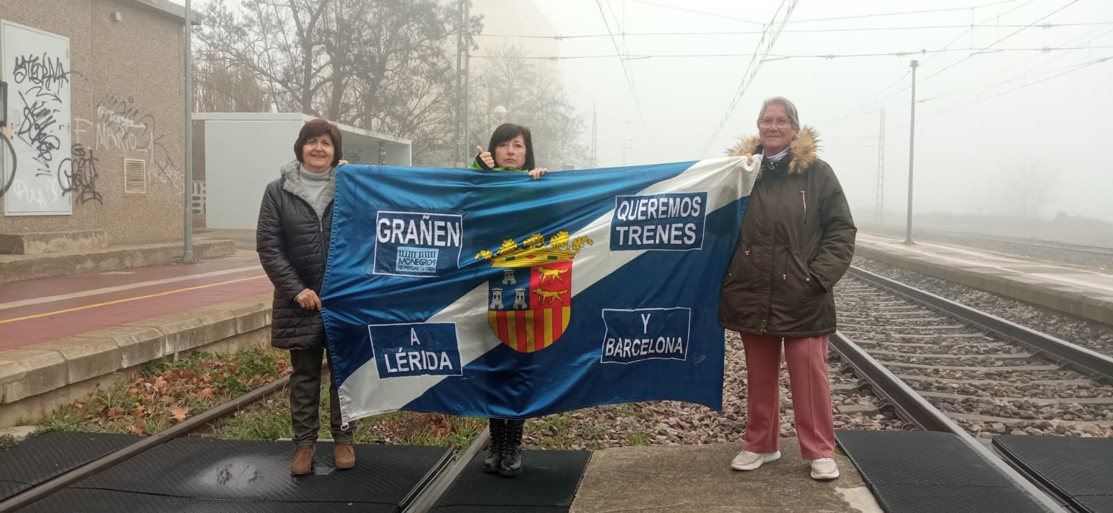 Participantes en la concentración en defensa del ferrocarril convencional