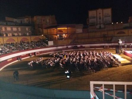 Público asistente a uno de los actos de la Semana Cultural en la Plaza de Toros