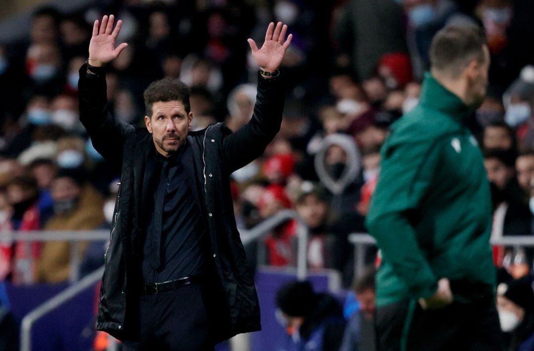 Simeone durante el partido contra el AC Milan