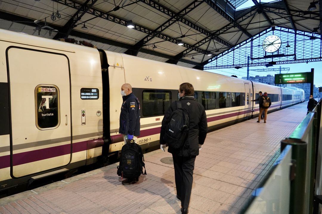Pasajeros esperando subir a un tren en la estación de Valladolid 