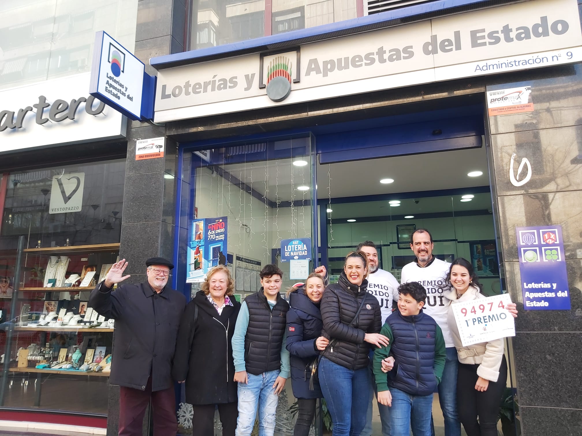 María Ángeles Vicedo (fundadora de la administración -la segunda por la izquierda-, junto a Francisco Zapara y Jordi Sempere (actuales propietarios de La Nou) y su familia celebrando este gran premio.