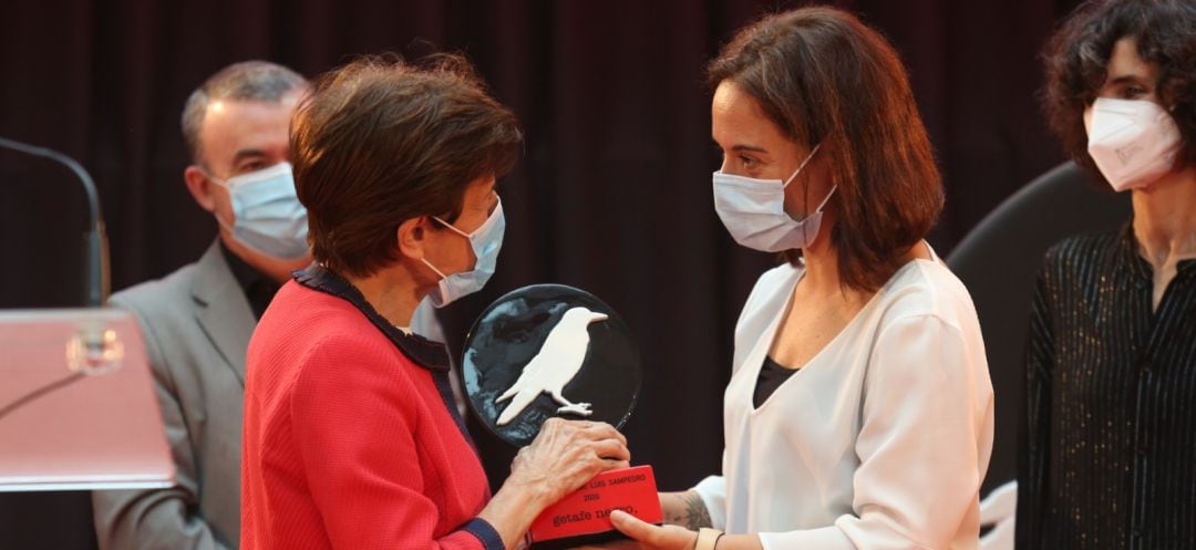 La filósofa Adela Cortina (i) recoge de manos de la alcaldesa de Getafe, Sara Hernández, el XI Premio &#039;José Luis Sampedro&#039;