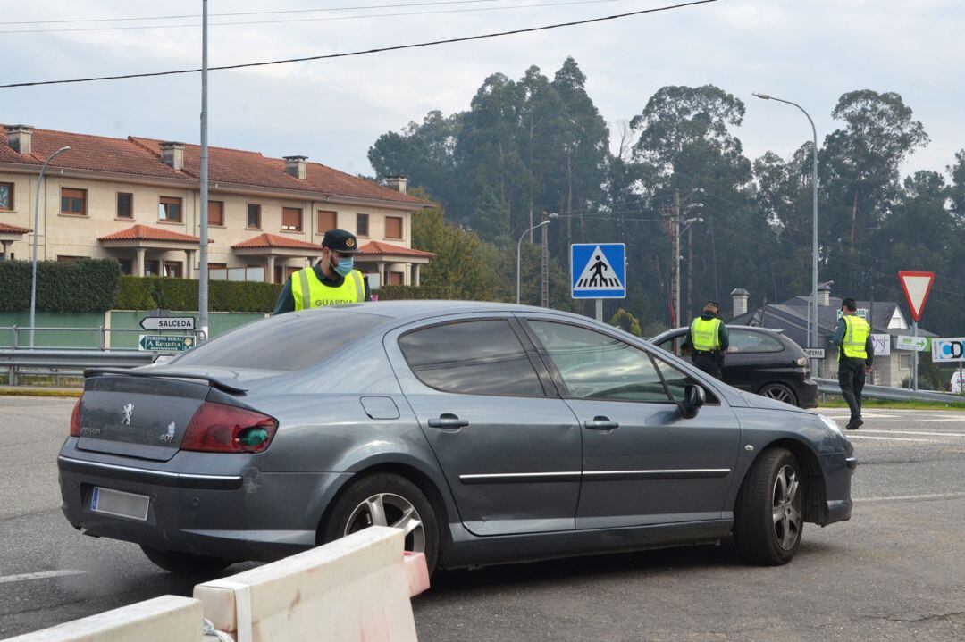 Agentes de la Guardia Civil de Tráfico controlando una de las entradas a Salceda de Caselas. 