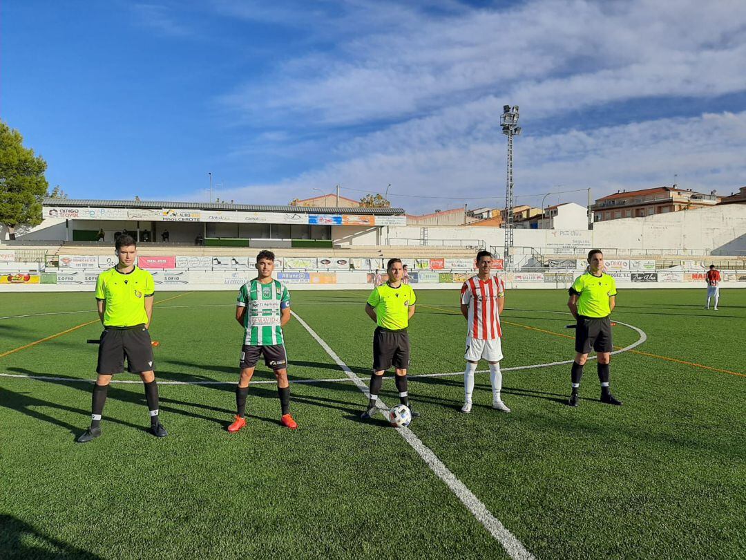 Capitanes y equipo arbitral posan antes del último partido disputado en San Marcos.