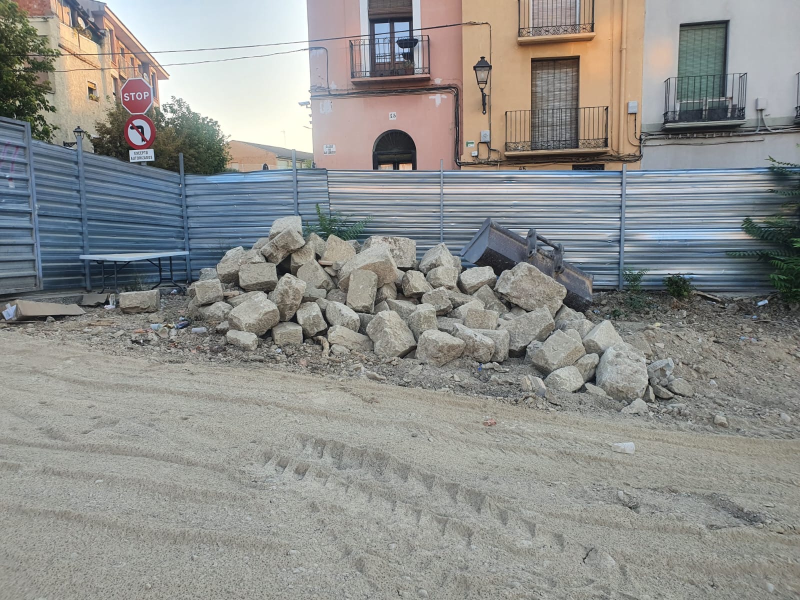 Grandes sillares encontrados en el solar de la Merced