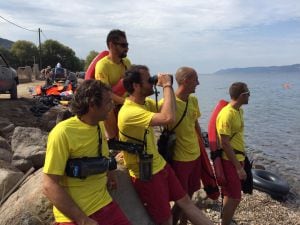 El equipo de Open Arms ProActiva en Lesbos, con Oscar Camps en primer plano