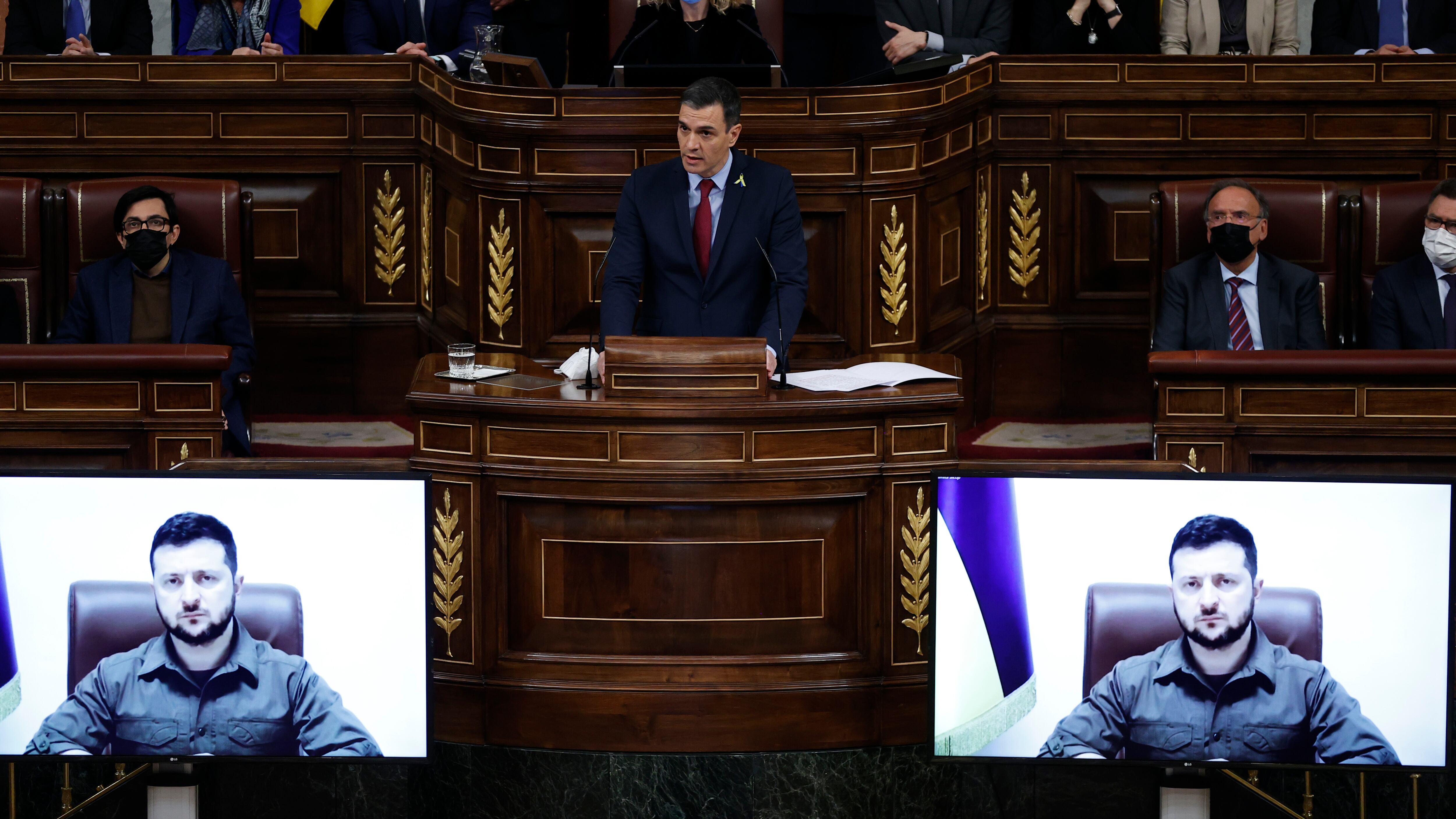 El presidente del Gobierno, Pedro Sánchez (c), interviene tras la intervención por videoconferencia del presidente de Ucrania, Volodímir Zelensky en el pleno del Congreso de los Diputados.