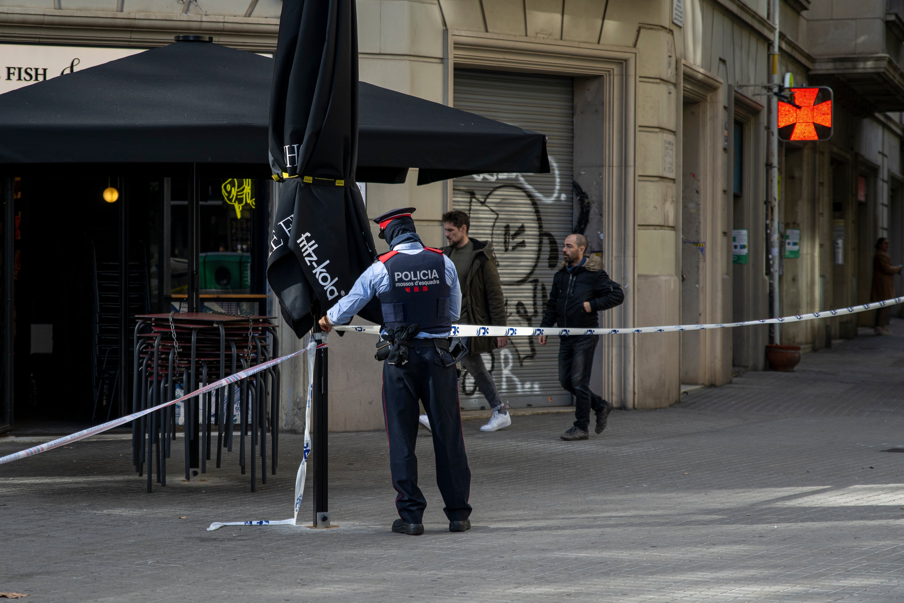 Un agente de la Guardia Urbana en un cordón policial