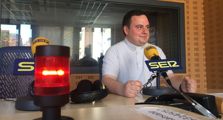 Jaime Pablo Rodríguez, que será ordenado sacerdote este domingo, en los estudios de Radio Valladolid