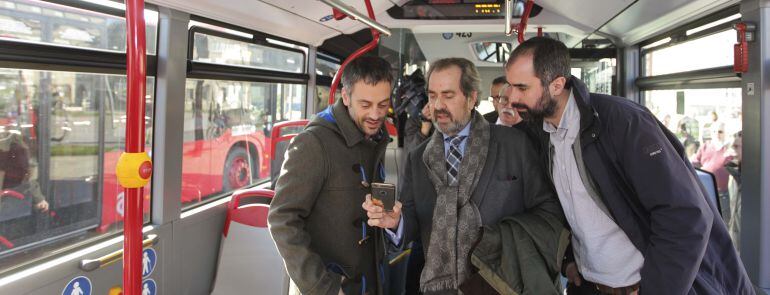 El alcalde y Prada en un bus urbano