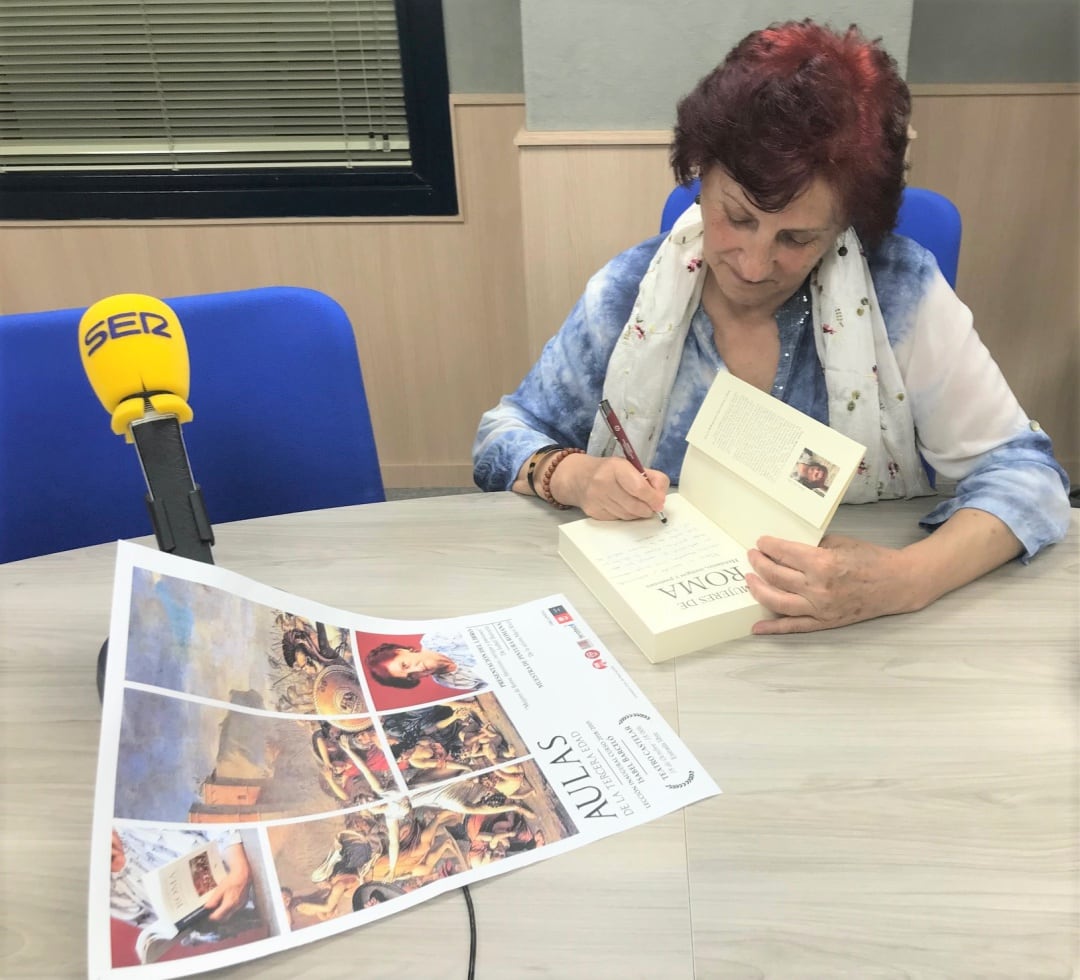 Isabel Barceló, en Radio Elda, firmando un ejemplar de su libro &quot;Mujeres de Roma&quot;.