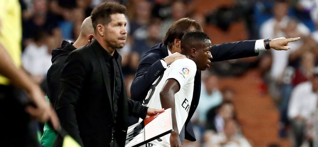 Lopetegui da instrucciones a Vinicius durante el partido ante el Atlético de Madrid