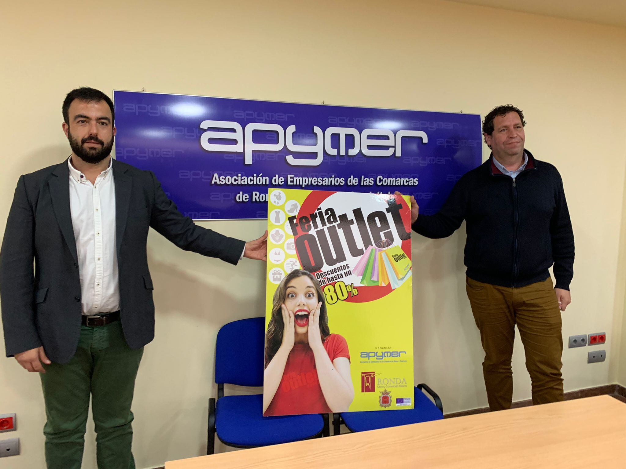 El concejal de Comercio, Alberto Serrano, junto al secretario de Apymer, Antonio Palma, en la sede del colectivo de empresarios