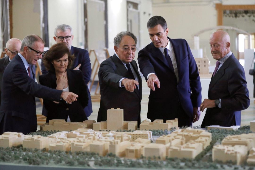 El presidente Sánchez, la vicepresidenta Calvo y el ministro Guirao acompañados de los arquitectos Norman Foster y Carlos Rubio viendo la maqueta del proyecto del Salón de Reinos.