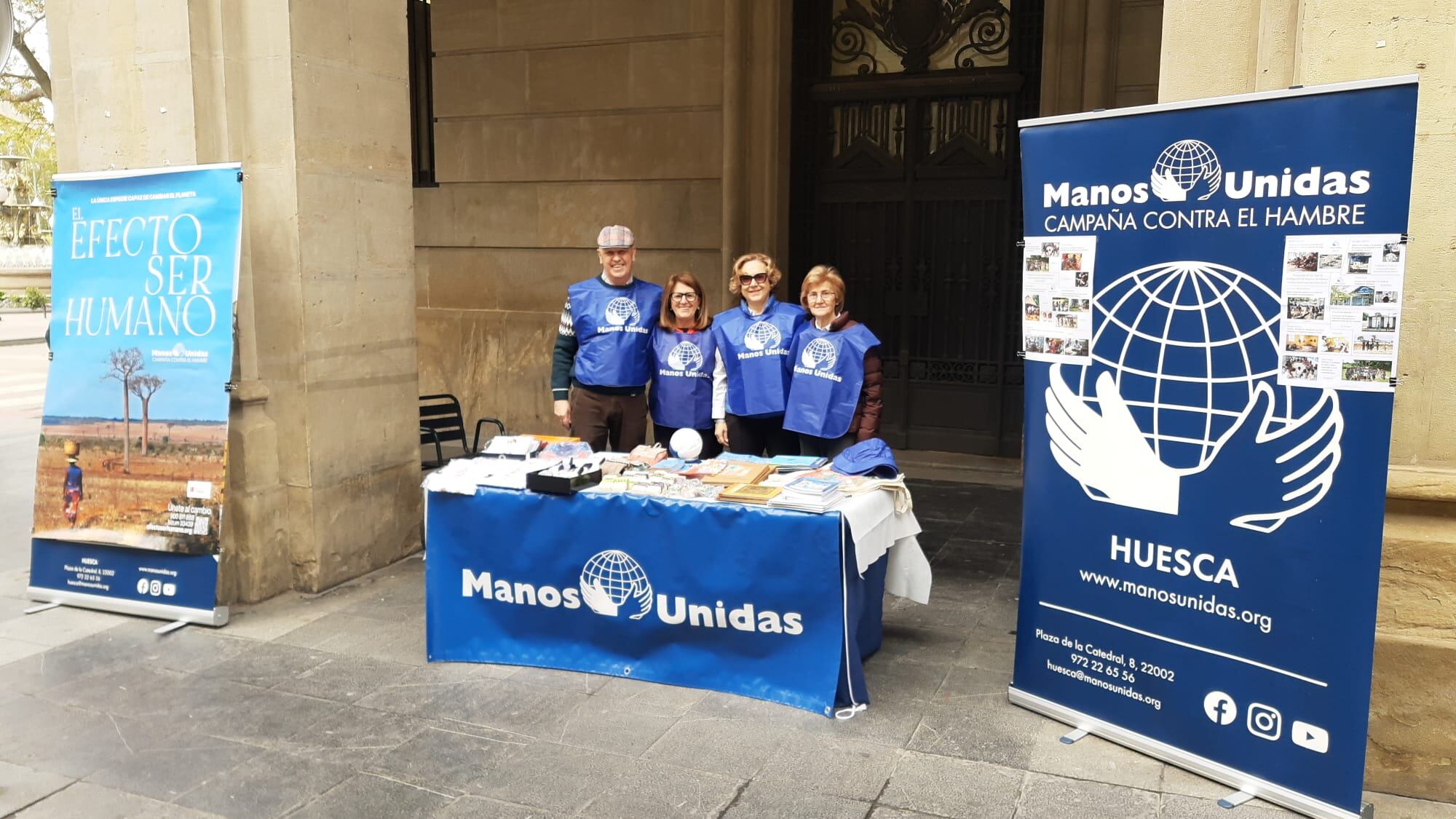 Mesa informativa de Manos Unidas en los Porches de Galicia de Huesca