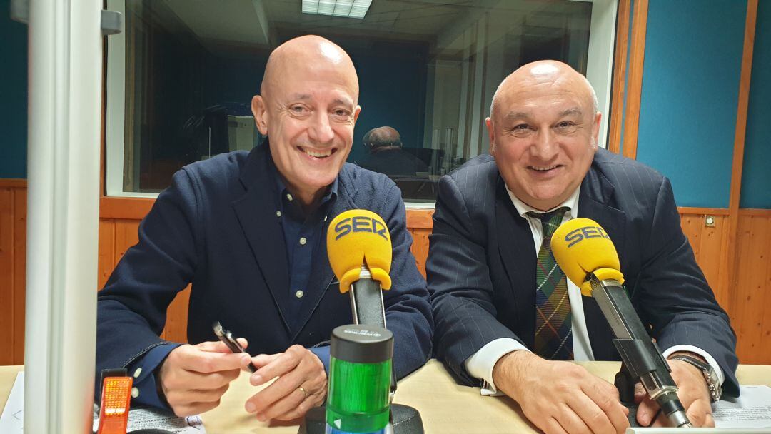 Javier Valladares y Miguel del Río durante la tertulia de La Ventana de Cantabria 