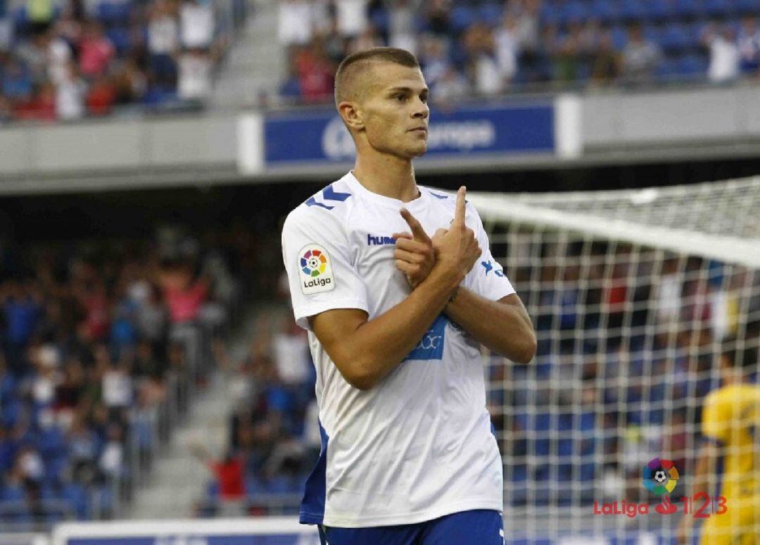 Longo celebra un tanto con la elástica del CD Tenerife