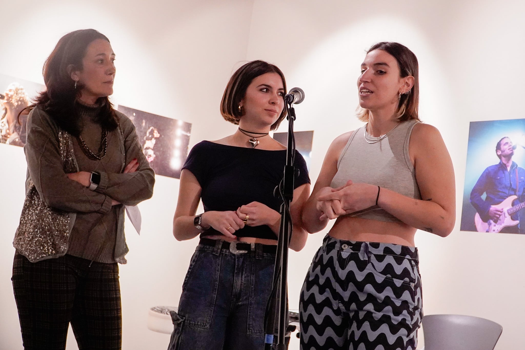 La directora general de Fundación Círculo, Laura Sebastián, con Sara Irazábal y Virginia Barbero, durante la inauguración de &#039;En vivo.jpg&#039;