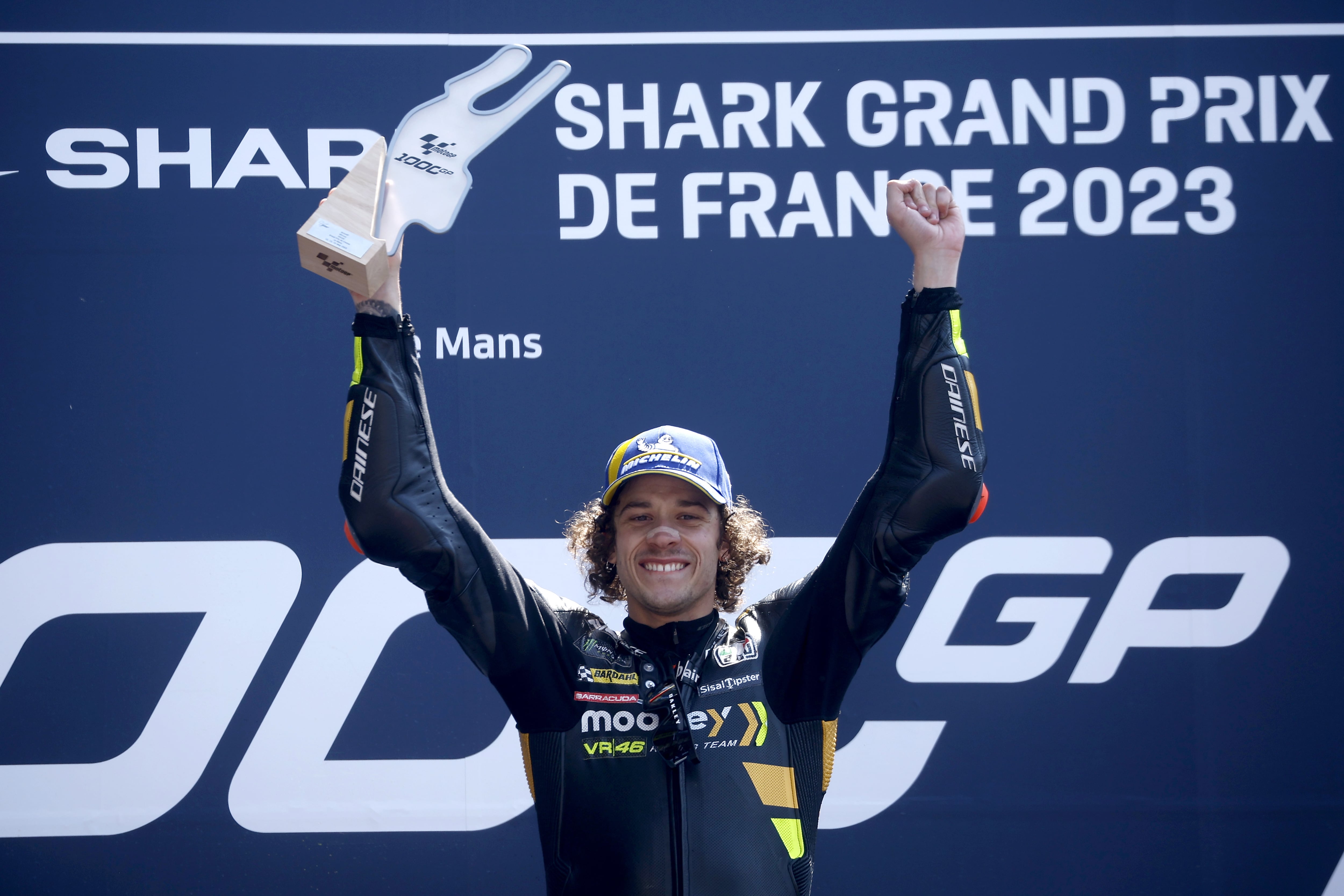 Marco Bezzecchi levantando el trofeo de campeón en el GP de Le Mans. (Motociclismo, Ciclismo, Francia) EFE/EPA/YOAN VALAT