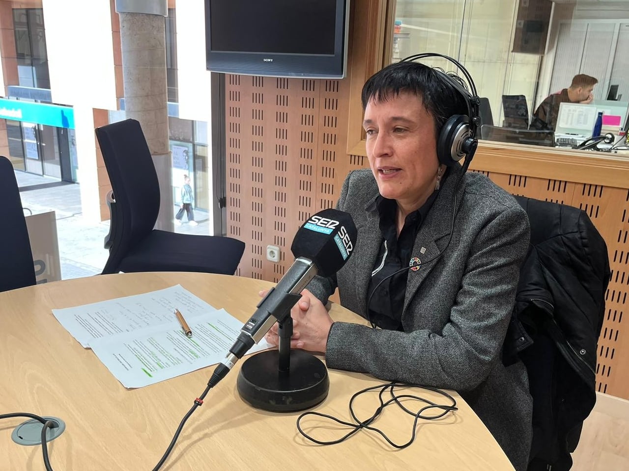 Elisdenda Guillaumes als estudis de Ràdio Girona.