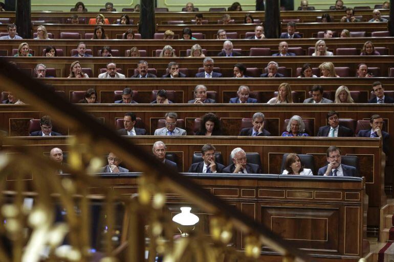 Miembros del Gobierno y diputados populares, en Congreso