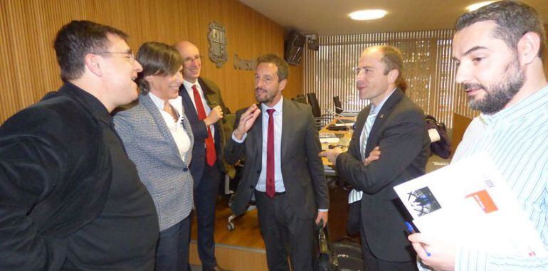 Josep Delgado i Joaquima Sol de la CASS, conversen amb consellers generals després de la compareixença del president del Consell d'Adminsitració de la CASS davant les comissions legislatives de Finances i Salut