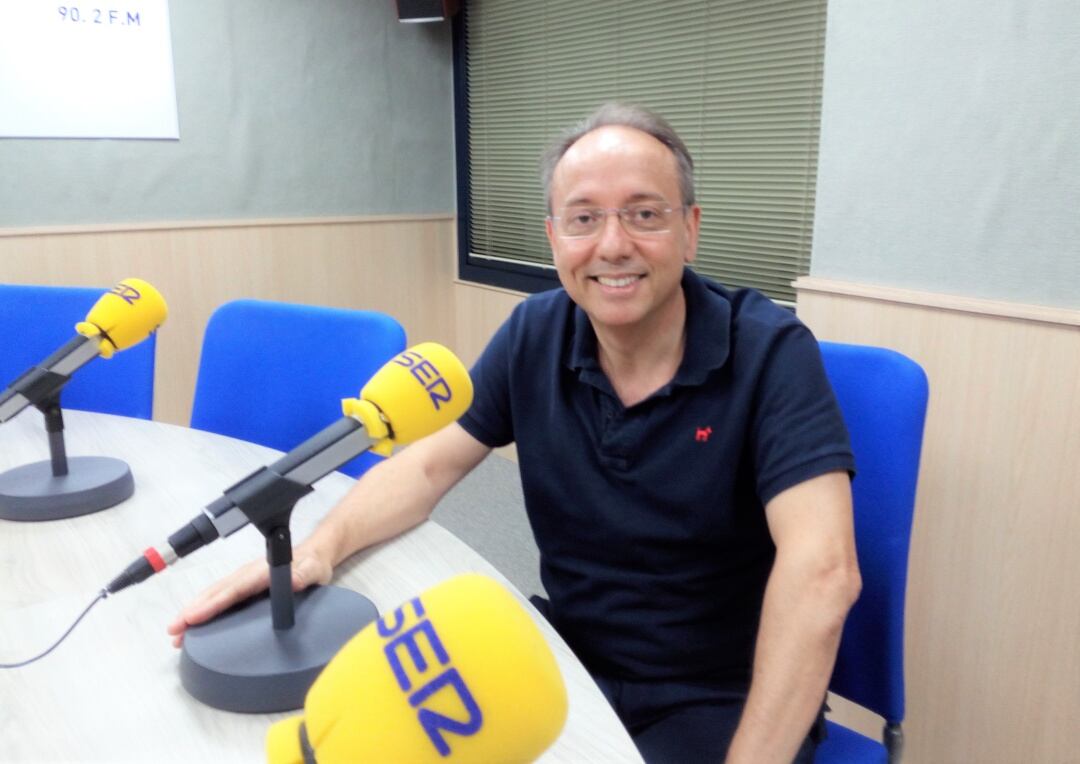 El Dr. David Esteve, en el estudio de Radio Elda SER