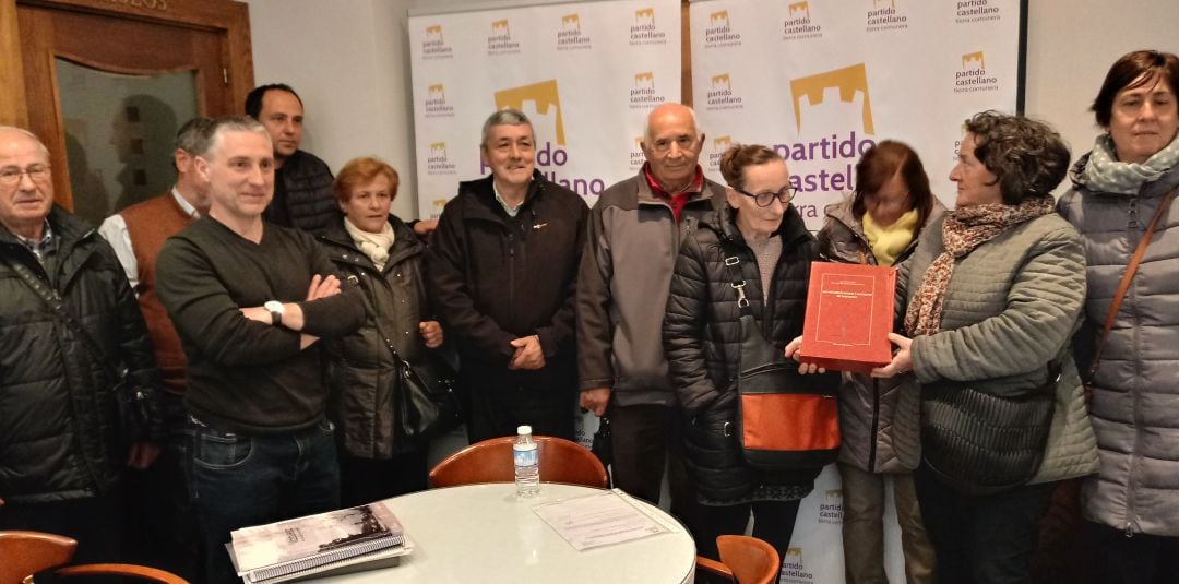 Vecinos de Valpuesta, con un ejemplar de los Becerros con los primeros balbuceos del castellano, recibieron el apoyo de Tierra Comunera